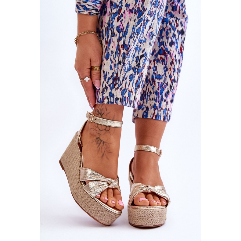 Zlaté dámské sandály na klínku Kendall zlatý 1 Zlaté dámské sandály na klínku Kendall zlatý 1