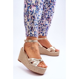 Zlaté dámské sandály na klínku Kendall zlatý 2 Zlaté dámské sandály na klínku Kendall zlatý 2