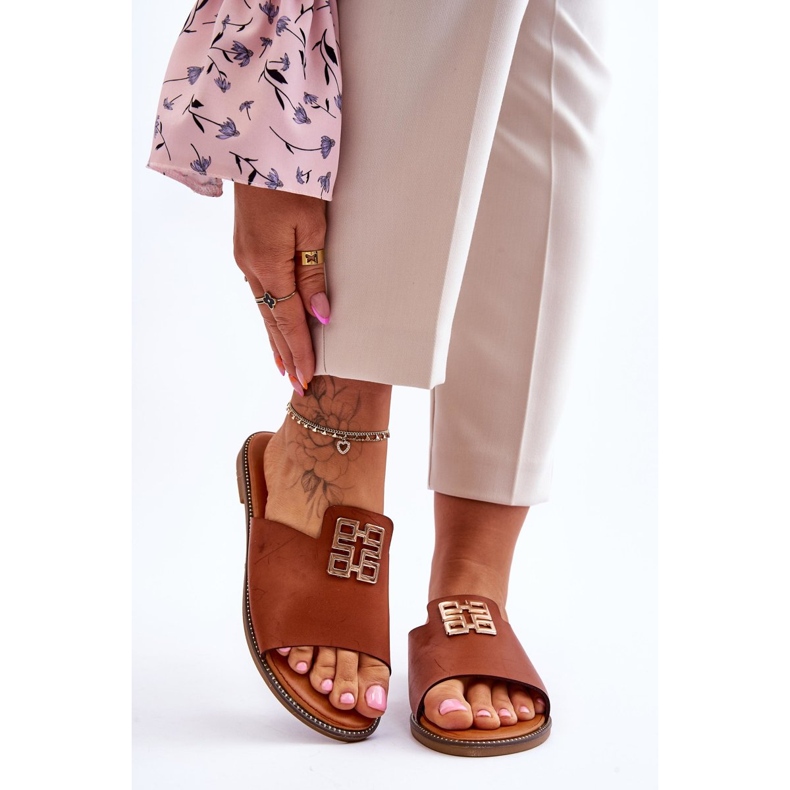 FJ1 Dámské pohodlné módní pantofle s ozdobou Camel Ayanna hnědý 1