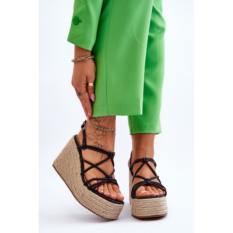 Módní sandály na klínu s copánkem černá Nessia 1