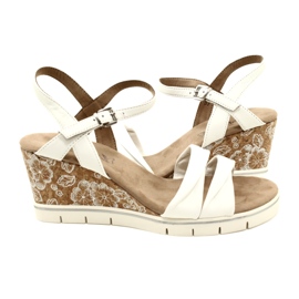 Kožené sandály Caprice na klínu 9-28710-20 160 White Softnap bílý 1