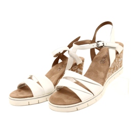 Kožené sandály Caprice na klínu 9-28710-20 160 White Softnap bílý 5