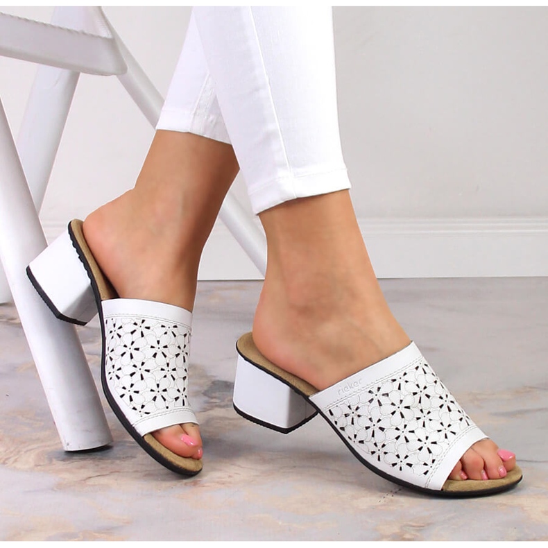 Kožené dámské prolamované sandály na podpatku v bílé barvě Rieker 64681-80 bílý 1