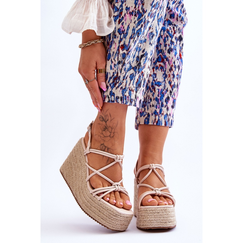 Nessia módní sandály na klínu s béžovým prýmkem hnědý 1