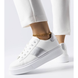 Bílé tenisky se stříbrným proužkem od Aurélie bílý 2 Bílé tenisky se stříbrným proužkem od Aurélie bílý 2