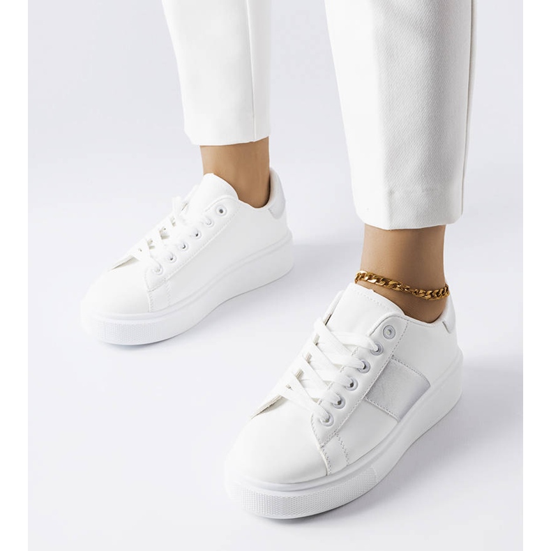 Bílé tenisky se stříbrným proužkem od Aurélie bílý 1 Bílé tenisky se stříbrným proužkem od Aurélie bílý 1