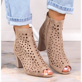 Dámské jarní béžové prolamované kozačky na sloupku Jezzi béžový 1