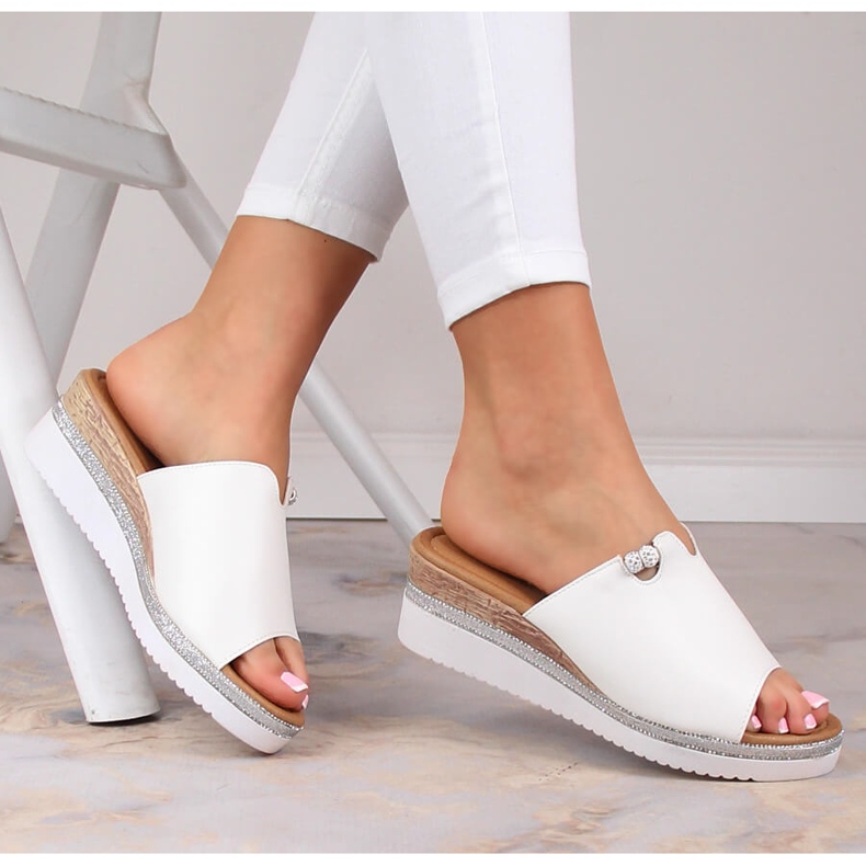 Dámské bílé pantofle na klínku Potocki YQ21005 bílý 1 Dámské bílé pantofle na klínku Potocki YQ21005 bílý 1