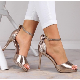 Zlaté lakované špendlíkové sandály Potocki YQ21037 zlatý 1