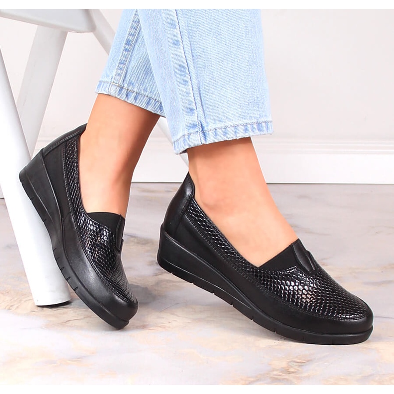 Dámské černé nazouvací boty na klínku T.Sokolski W23-481 černá 1