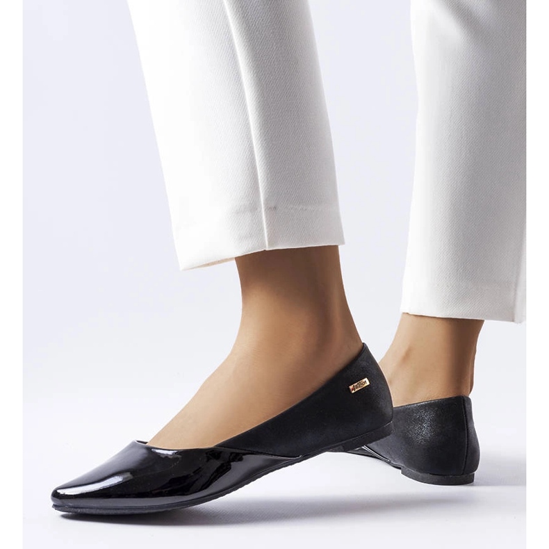 Černě lakované elegantní balerínky od Valpanu černý 1