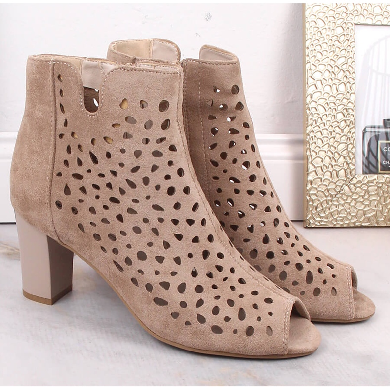 Dámské jarní béžové prolamované kozačky na sloupku Jezzi béžový 2