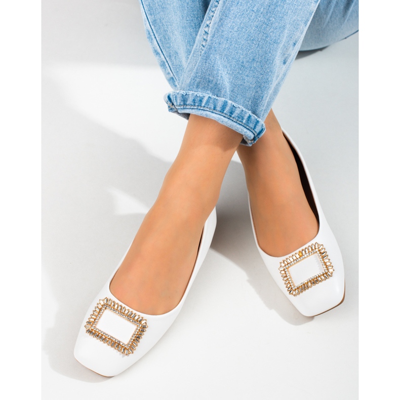 Dámské bílé baleríny s lakovanou hranatou špičkou od Shelovetu bílý 1