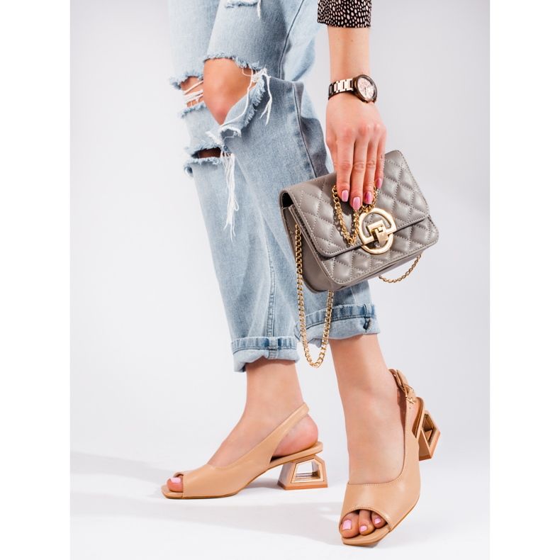 Béžové sandály na nízkém ozdobném podpatku značky Vinceza béžový 1