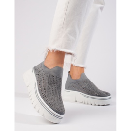 Textilní šedá sportovní obuv se silnou podrážkou od T.Sokolski 1