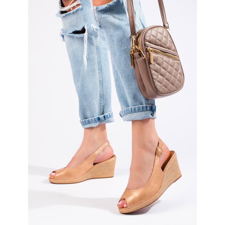 W. Potocki Elegantní sandály na klínku značky Potocki béžový 1