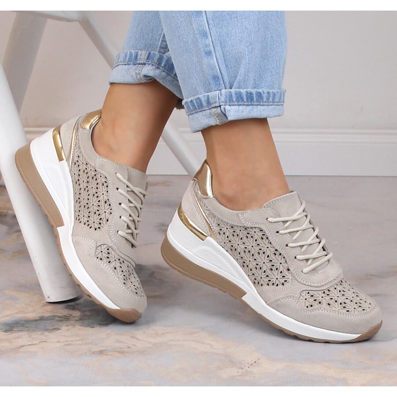 Dámské kožené semišové boty na béžovém prolamovaném klínku Filippo DP4669 béžový 1