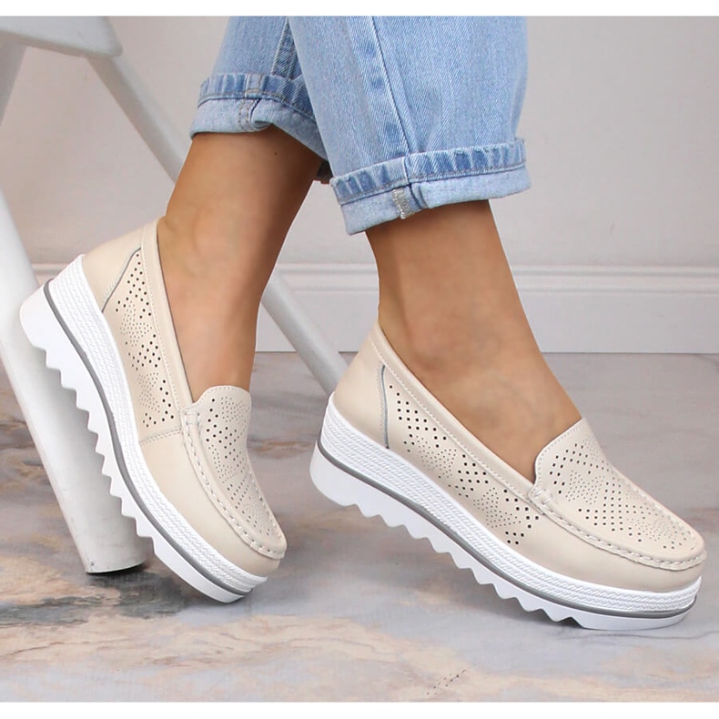 Dámské kožené mokasíny na prolamované béžové platformě Artiker 52C2119 béžový 1