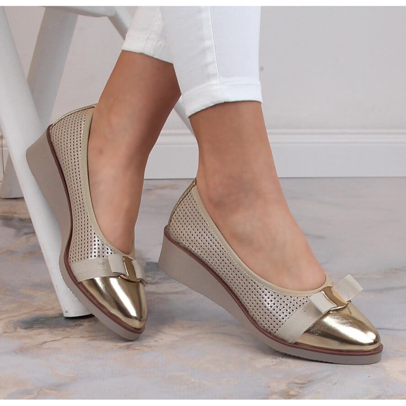 Dámské prolamované boty na zlatém klínku Potocki SZ12037 zlatý 1