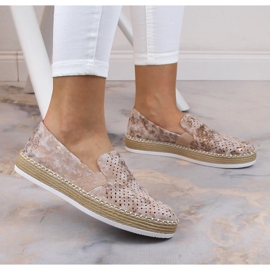 Pohodlné dámské prolamované nazouváky z růžového zlata Rieker L7852-31 zlatý 1 Pohodlné dámské prolamované nazouváky z růžového zlata Rieker L7852-31 zlatý 1