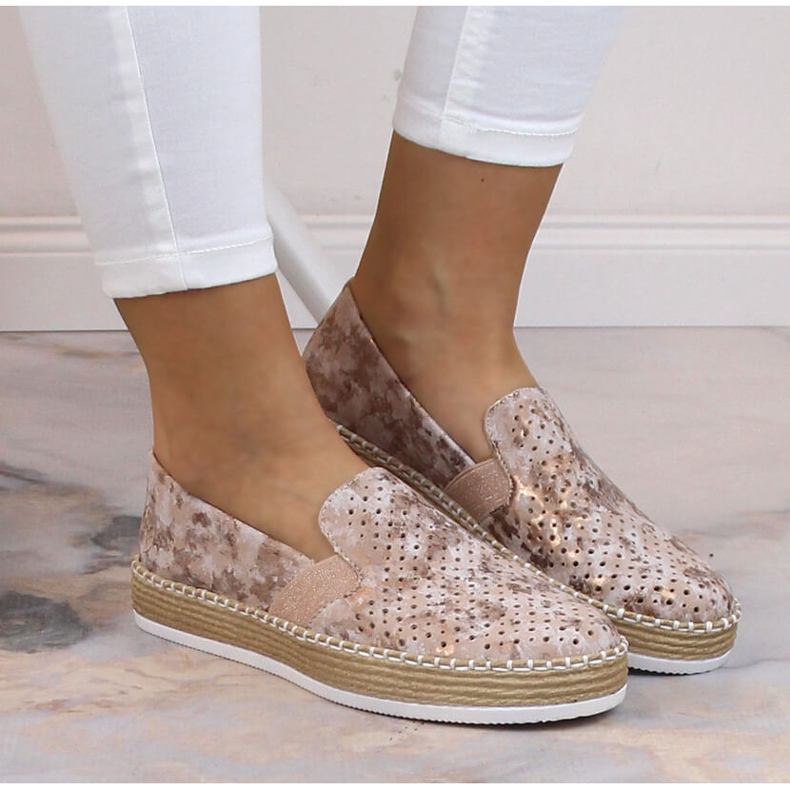 Pohodlné dámské prolamované nazouváky z růžového zlata Rieker L7852-31 zlatý 2