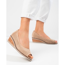 W. Potocki Dámské prolamované semišové lodičky na klínku Potocki béžové béžový 1