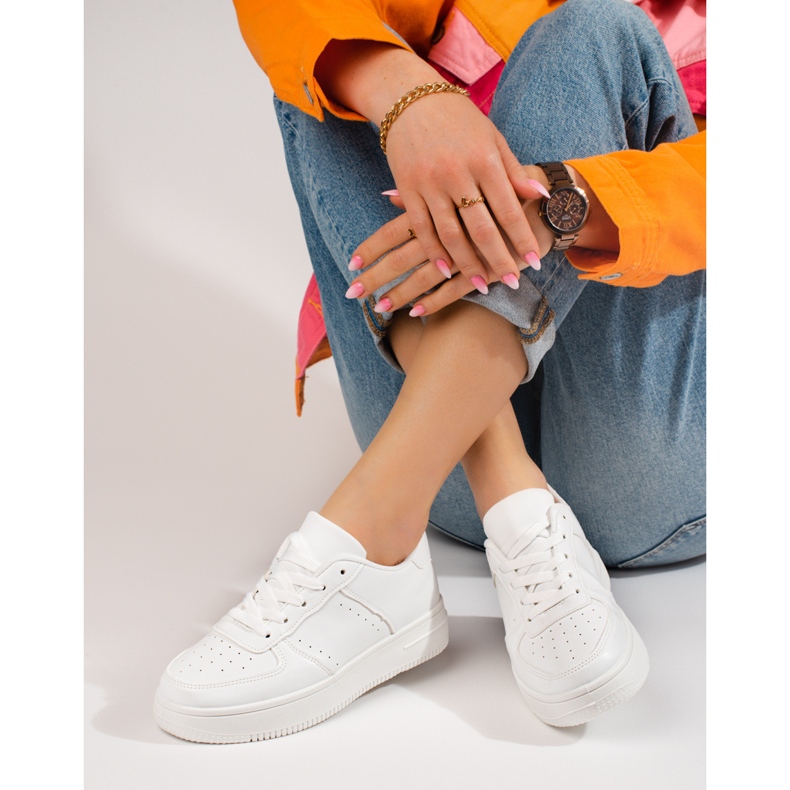 Sportovní boty Shelovet bílé barvy se silnou podrážkou bílý 2