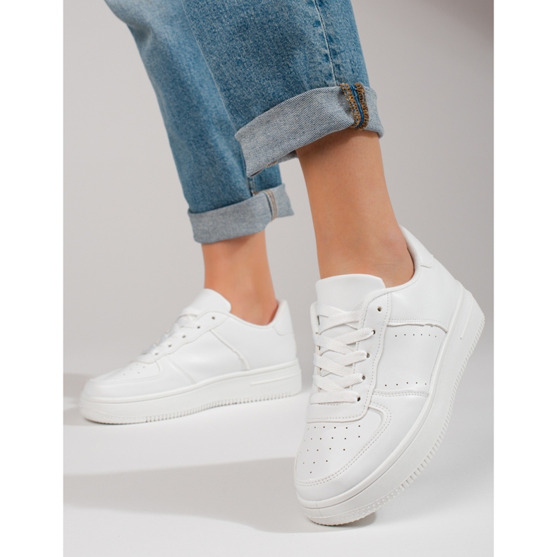 Sportovní boty Shelovet bílé barvy se silnou podrážkou bílý 1