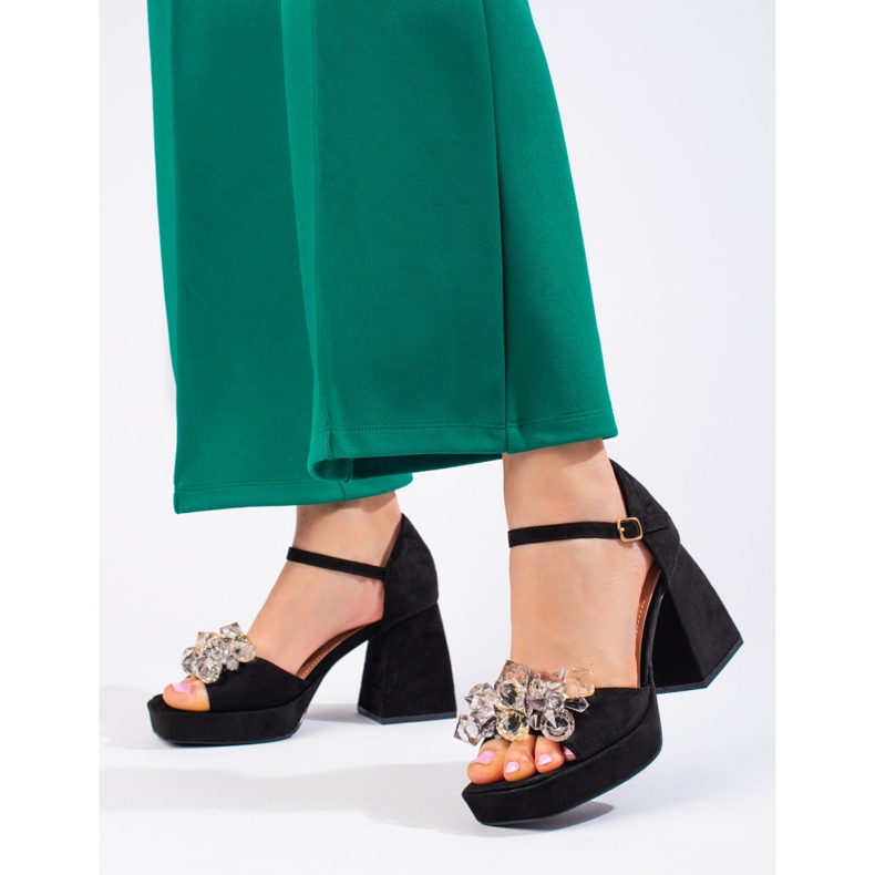 Černé sandály na podpatku z korálků Shelovet černá 1