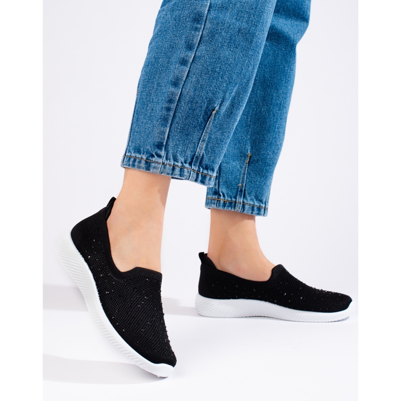 Černé látkové slip-on boty s cvočky od Shelovet černá 1