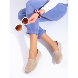 Světle béžové látkové boty na klínku od Shelovet béžový 1