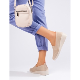 Světle béžové látkové boty na klínku od Shelovet béžový 2