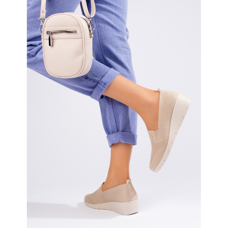 Světle béžové látkové boty na klínku od Shelovet béžový 2