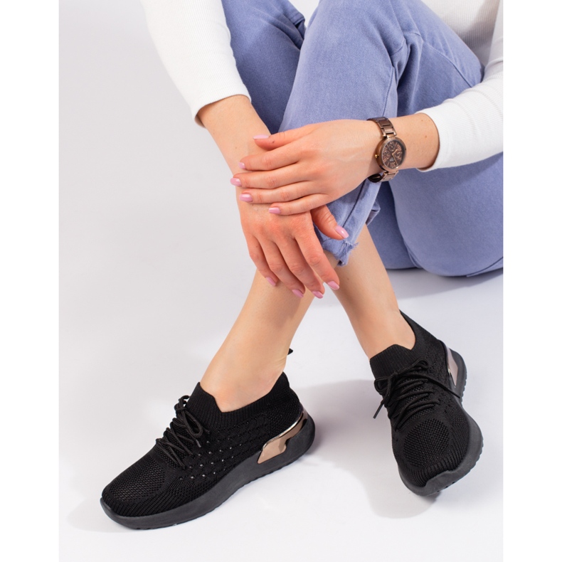 Černé prolamované sportovní boty Shelovet černá 1