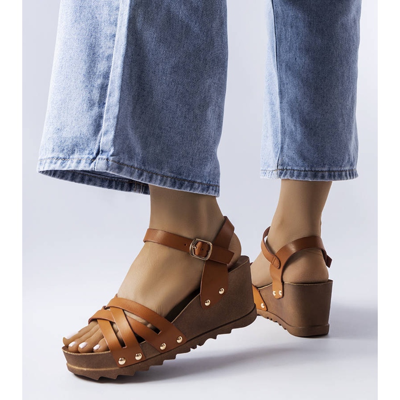 BM Hnědé sandály na klínku značky Audric hnědý 1