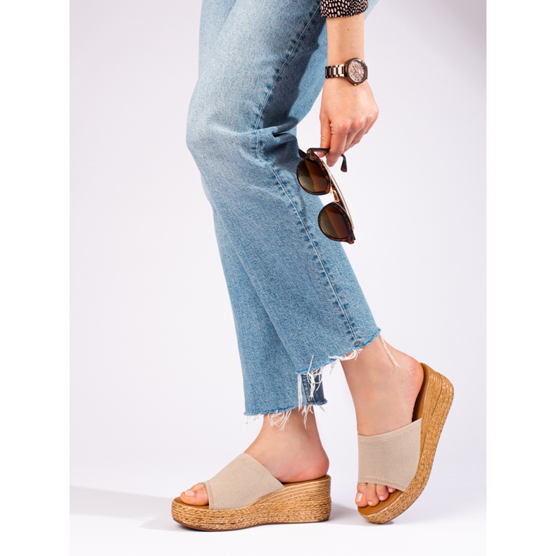 Prolamované dámské sandály na klínku v béžové barvě Shelovet béžový 1