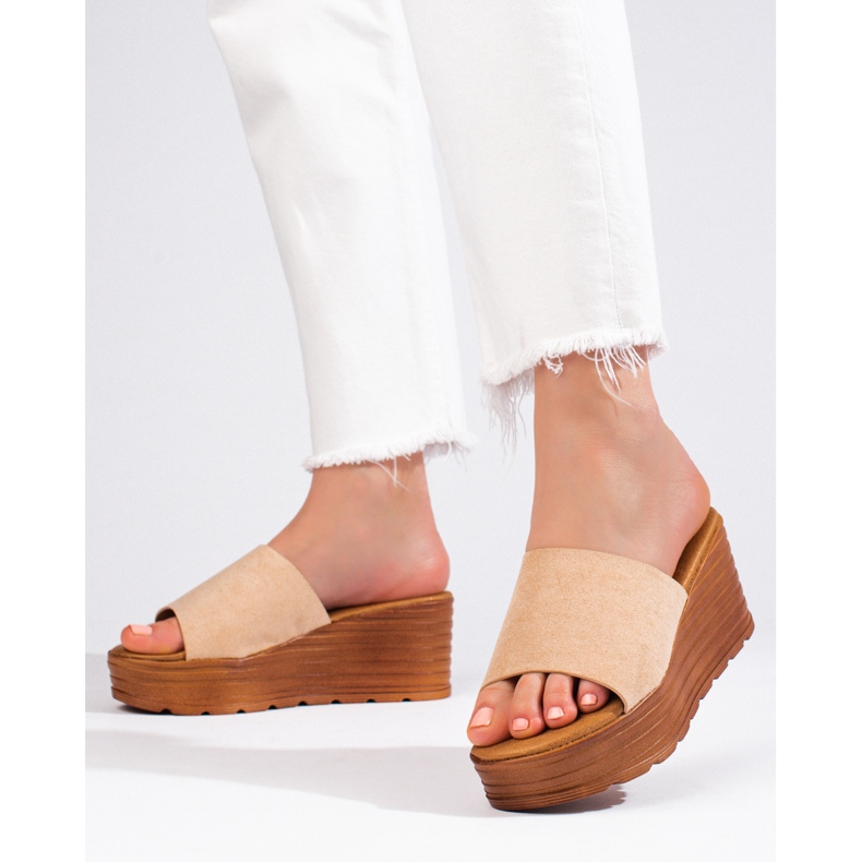 Dámské béžové semišové pantofle na klínku Shelovet béžový 2