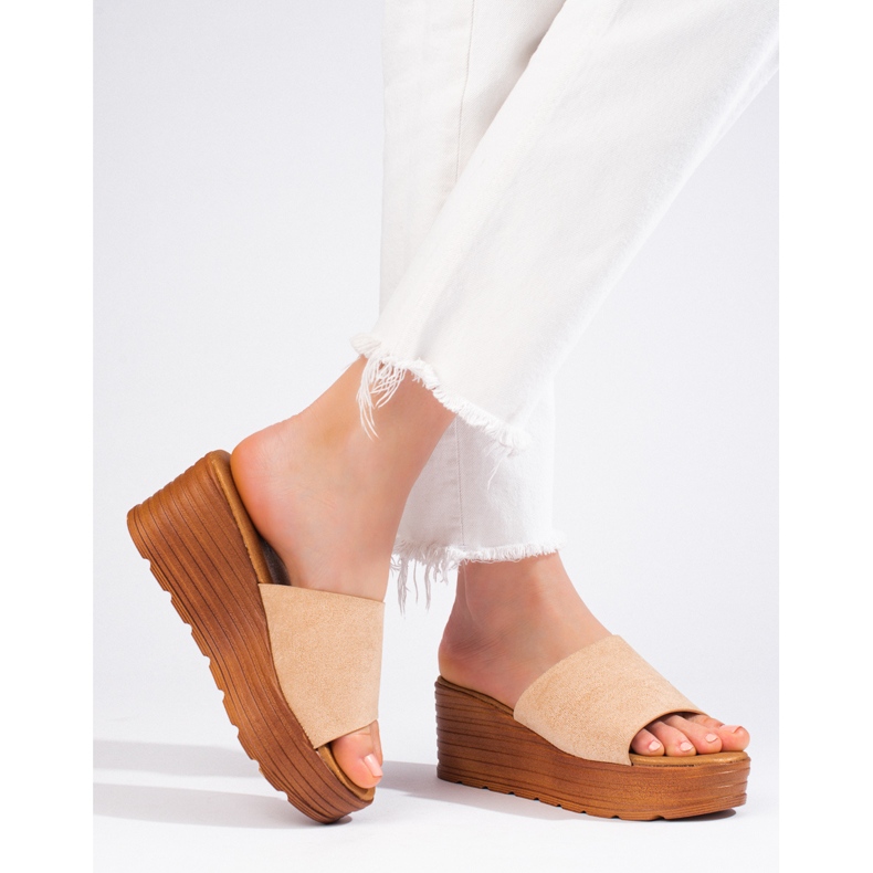 Dámské béžové semišové pantofle na klínku Shelovet béžový 1