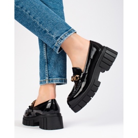 Černé lakované boty na platformě Shelovet černá 1