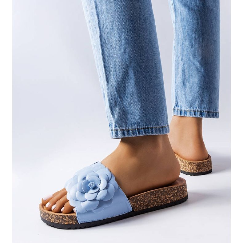 Modré sandály zdobené květinou od Desaulniers modrý 2