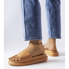 Hnědé sandály na platformě značky Paquette hnědý 1 Hnědé sandály na platformě značky Paquette hnědý 1