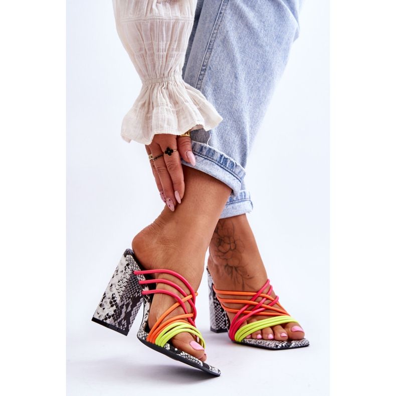 Pantofle na vysokém podpatku s hadími pásky Neon Beckie černá 2