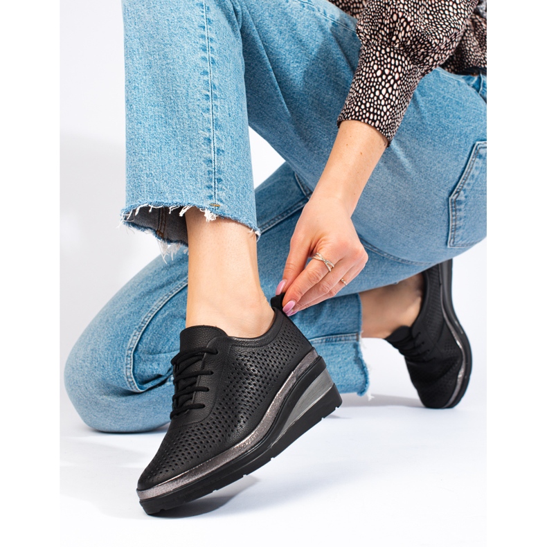 Černé kožené boty na klínku značky T.Sokolski černá 1