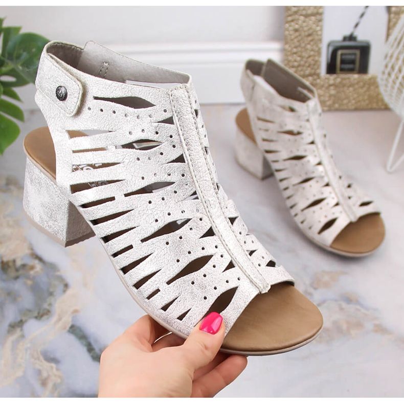 Pohodlné sandály s prolamovaným podpatkem Rieker 64676-60 stříbrný 1 Pohodlné sandály s prolamovaným podpatkem Rieker 64676-60 stříbrný 1