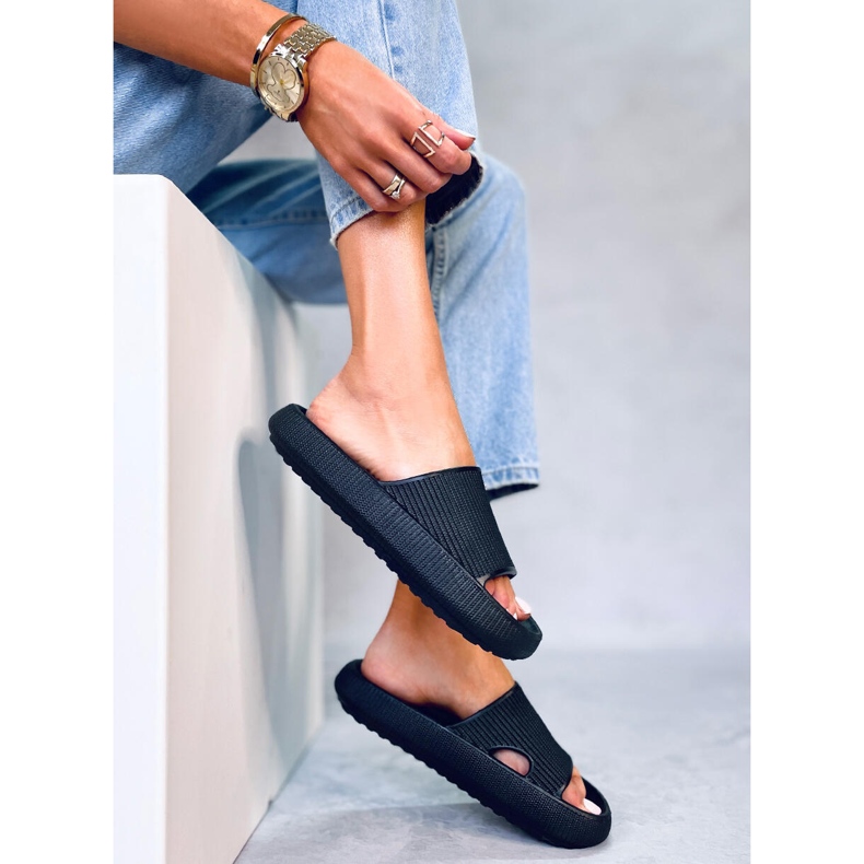 BM Polštářové pantofle Yang Black černá 1