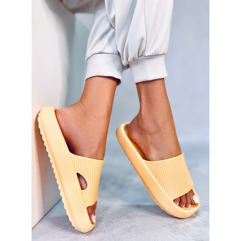 BM Pantofle na polštář Yang Yellow žlutá 1