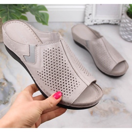 Dámské kožené sandály na klínku s elastickým T.Sokolski L22-518 béžový 1 Dámské kožené sandály na klínku s elastickým T.Sokolski L22-518 béžový 1