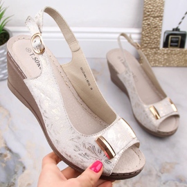 Dámské lesklé béžové sandály na klínku T.Sokolski L23-444 béžový 1