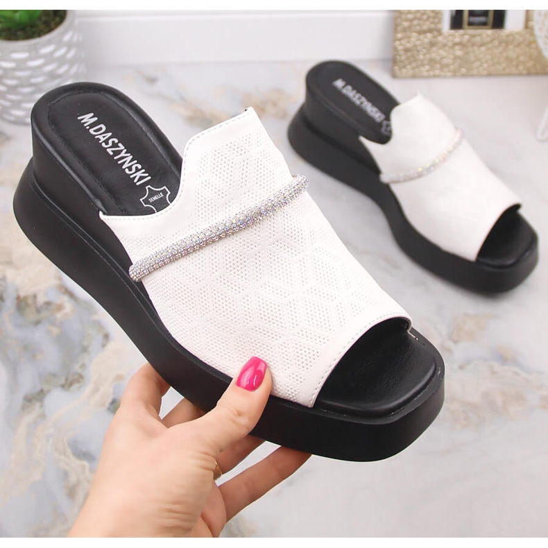 M. DASZYŃSKI Dámské sandály na klínku bílé M.Daszyński SA209-2 bílý 1 M. DASZYŃSKI Dámské sandály na klínku bílé M.Daszyński SA209-2 bílý 1