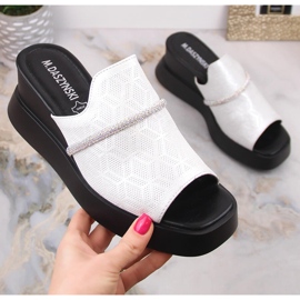 M. DASZYŃSKI Dámské stříbrné sandály na klínku M.Daszyński SA209-2 stříbrný 1 M. DASZYŃSKI Dámské stříbrné sandály na klínku M.Daszyński SA209-2 stříbrný 1